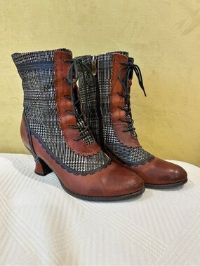 Spring Step L’Artiste “Bewitched” Brown and Black leather Lace-Up Ankle Boots